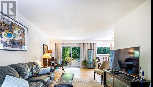 6872 Darcel Avenue, Mississauga, ON - Indoor Photo Showing Living Room