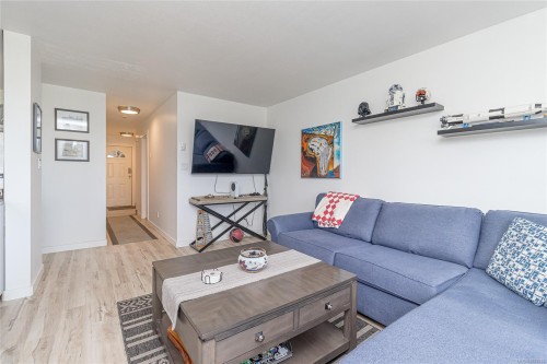 107-9916 Daniel St, Chemainus, BC - Indoor Photo Showing Living Room