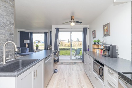 107-9916 Daniel St, Chemainus, BC - Indoor Photo Showing Kitchen