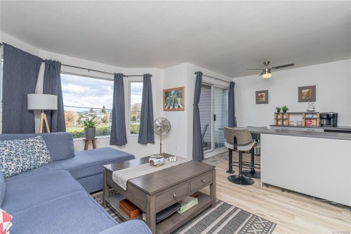107-9916 Daniel St, Chemainus, BC - Indoor Photo Showing Living Room