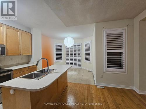 868 Oasis Drive, Mississauga, ON - Indoor Photo Showing Kitchen With Double Sink