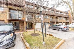 2 - 90 CASTLEBURY CRESCENT Toronto, ON M2H 1W8