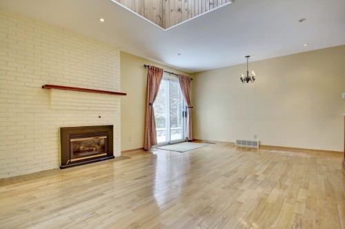 Salle familiale - 9 Rue Breton Woods, Beaconsfield, QC - Indoor Photo Showing Other Room With Fireplace