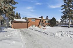 231 Edgewater Drive  Winnipeg, MB R2J 2V4