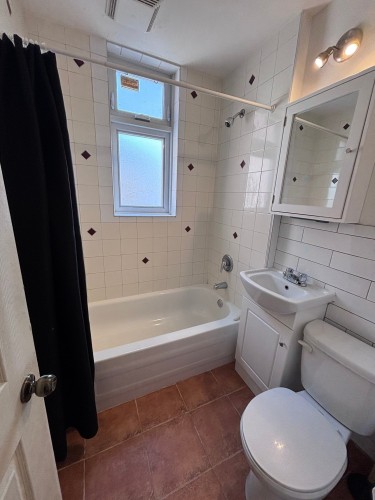 Bathroom - 1-7062 Rue St-Denis, Montréal (Rosemont/La Petite-Patrie), QC - Indoor Photo Showing Bathroom