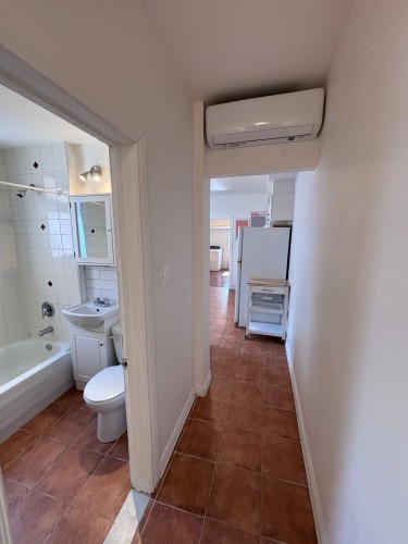 Passageway - 1-7062 Rue St-Denis, Montréal (Rosemont/La Petite-Patrie), QC - Indoor Photo Showing Bathroom