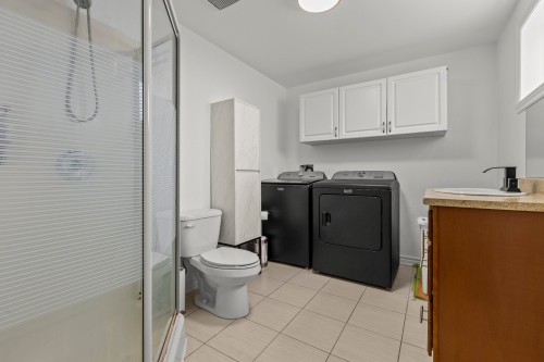 Salle de bains - 225 Rue Marthe, Saint-Philippe, QC - Indoor Photo Showing Laundry Room