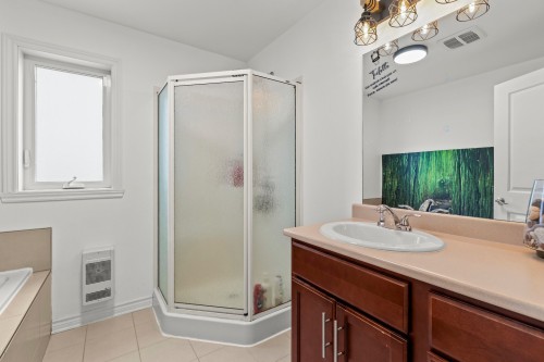 Salle de bains - 225 Rue Marthe, Saint-Philippe, QC - Indoor Photo Showing Bathroom