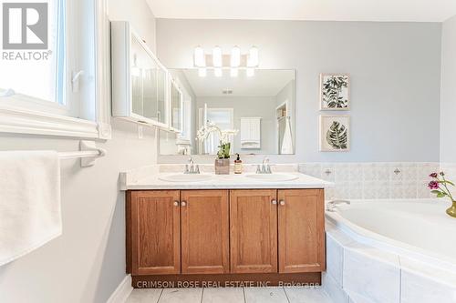 489 Ravineview Way, Oakville, ON - Indoor Photo Showing Bathroom