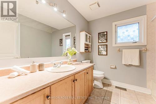 489 Ravineview Way, Oakville, ON - Indoor Photo Showing Bathroom