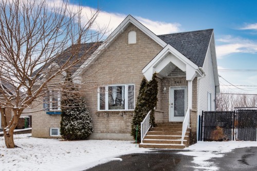 261 Rue Julien-Beaudriau  Saint-Jean-Sur-Richelieu, QC J2X 5W5