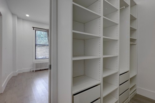 Closet - 6674 Rue St-Denis, Montréal (Rosemont/La Petite-Patrie), QC - Indoor