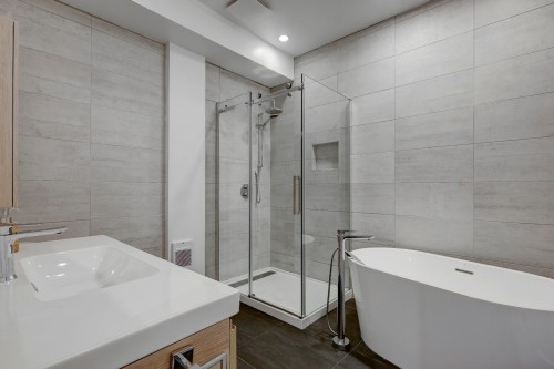 Bathroom - 6674 Rue St-Denis, Montréal (Rosemont/La Petite-Patrie), QC - Indoor Photo Showing Bathroom