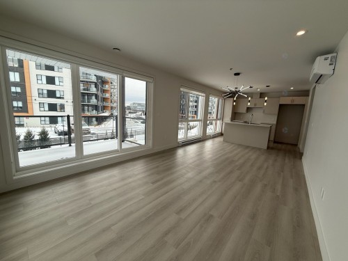 Salon - 206-40 Rue Toe-Blake, Vaudreuil-Dorion, QC - Indoor