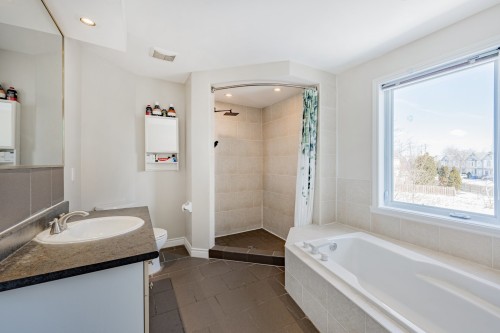 Bathroom - 95 Rue Perron, La Prairie, QC - Indoor Photo Showing Bathroom