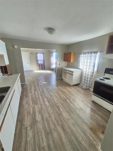 154 3Rd Avenue, Neepawa, MB - Indoor Photo Showing Kitchen