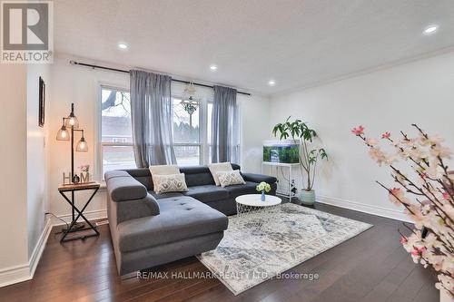 2334 Prospect Street, Burlington, ON - Indoor Photo Showing Living Room