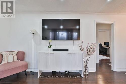 2334 Prospect Street, Burlington, ON - Indoor Photo Showing Living Room