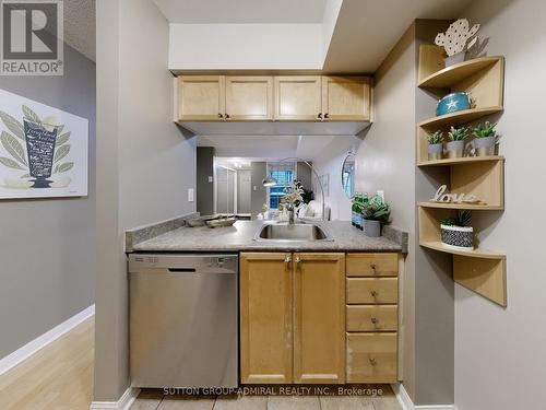 516 - 3 Everson Drive, Toronto, ON - Indoor Photo Showing Kitchen