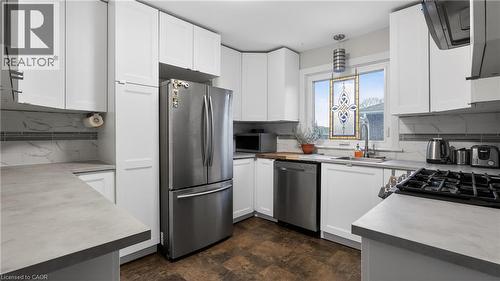 342 East 17Th Street, Hamilton, ON - Indoor Photo Showing Kitchen