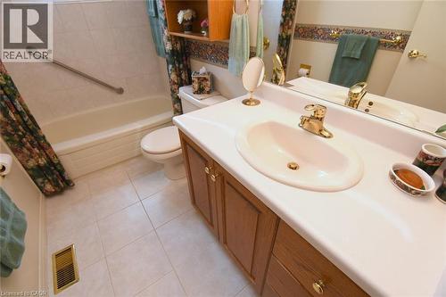 24 Grenoble Road, Hamilton, ON - Indoor Photo Showing Bathroom