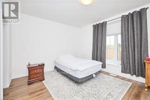 8 King Street, Fort Erie (Lakeshore), ON - Indoor Photo Showing Bedroom