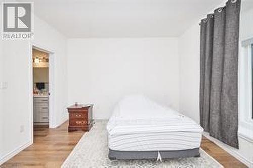 8 King Street, Fort Erie (Lakeshore), ON - Indoor Photo Showing Bedroom