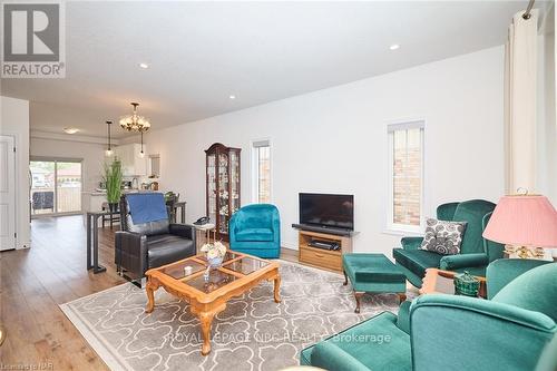 8 King Street, Fort Erie (Lakeshore), ON - Indoor Photo Showing Living Room