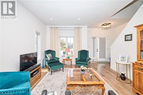 8 King Street, Fort Erie (Lakeshore), ON - Indoor Photo Showing Living Room