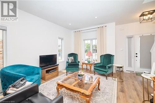8 King Street, Fort Erie (Lakeshore), ON - Indoor Photo Showing Living Room