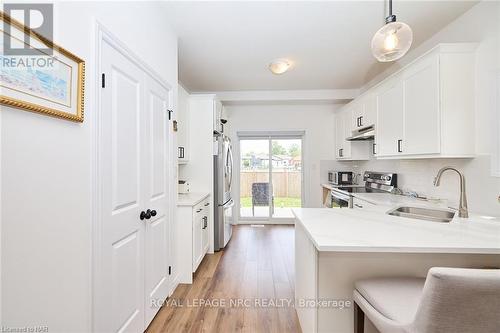8 King Street, Fort Erie (Lakeshore), ON - Indoor Photo Showing Kitchen With Double Sink