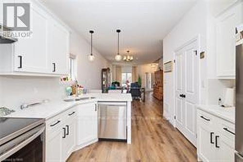 8 King Street, Fort Erie (Lakeshore), ON - Indoor Photo Showing Kitchen With Upgraded Kitchen