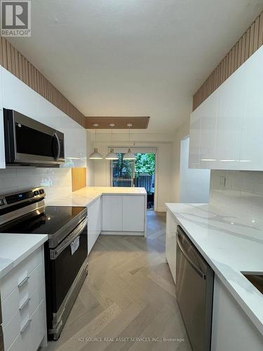 10 - 914 Mohawk Road E, Hamilton, ON - Indoor Photo Showing Kitchen