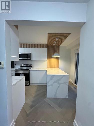 10 - 914 Mohawk Road E, Hamilton, ON - Indoor Photo Showing Kitchen