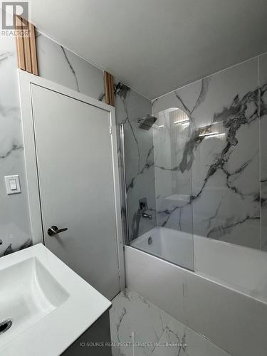 10 - 914 Mohawk Road E, Hamilton, ON - Indoor Photo Showing Bathroom