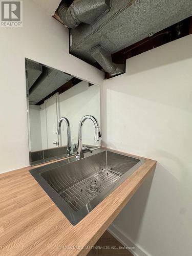 10 - 914 Mohawk Road E, Hamilton, ON - Indoor Photo Showing Kitchen