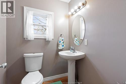 936 Arthur, Windsor, ON - Indoor Photo Showing Bathroom