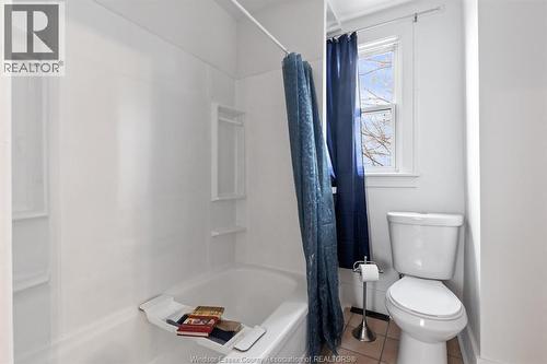 936 Arthur, Windsor, ON - Indoor Photo Showing Bathroom