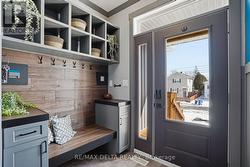 Spacious entrance with foyer. - 