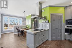 Beautiful stainess appliances. - 