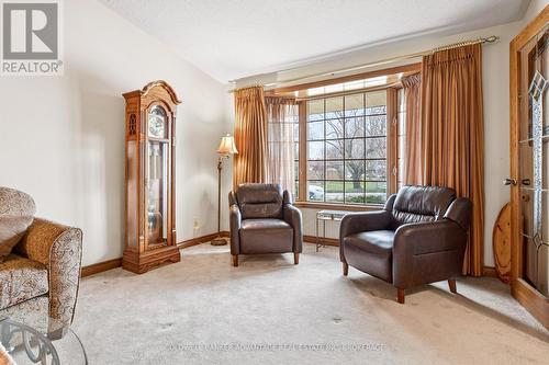 Living room near entrance - 41 Adel Drive E, St. Catharines (Carlton/Bunting), ON - Indoor Photo Showing Living Room