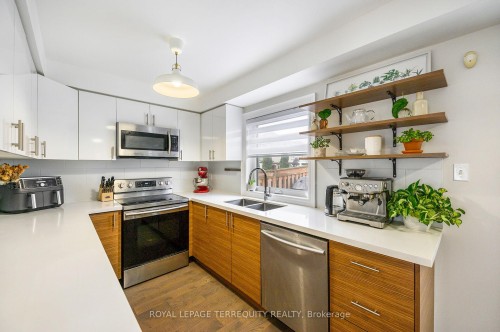 82 Timberwolf Crescent, Vaughan, ON - Indoor Photo Showing Kitchen With Double Sink