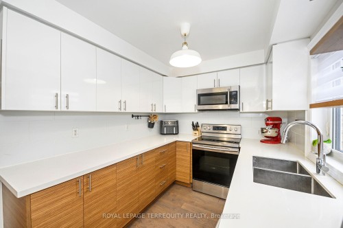 82 Timberwolf Crescent, Vaughan, ON - Indoor Photo Showing Kitchen With Double Sink