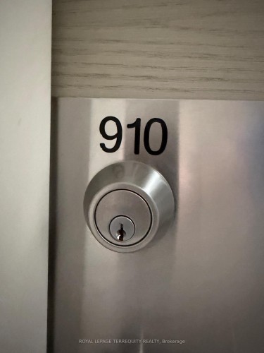 910-2055 Danforth Avenue, Toronto, ON - Indoor Photo Showing Other Room