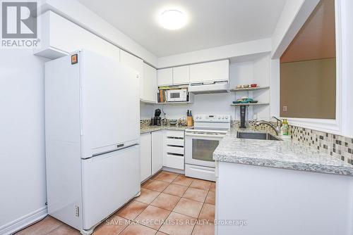 614 Lumberton Crescent, Mississauga, ON - Indoor Photo Showing Kitchen