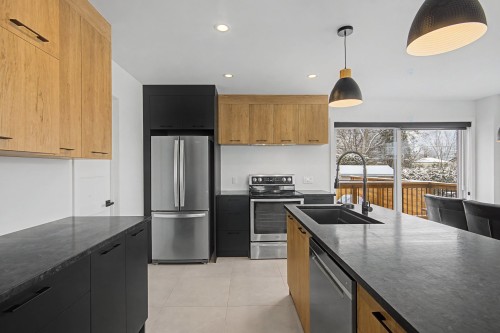 Kitchen - 52 Boul. St-Luc, Saint-Jean-Sur-Richelieu, QC - Indoor Photo Showing Kitchen With Double Sink With Upgraded Kitchen