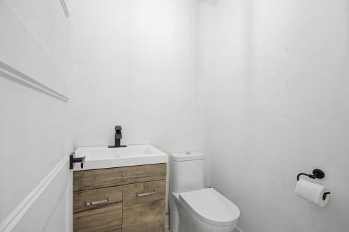 Powder room - 52 Boul. St-Luc, Saint-Jean-Sur-Richelieu, QC - Indoor Photo Showing Bathroom