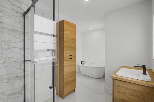 Bathroom - 52 Boul. St-Luc, Saint-Jean-Sur-Richelieu, QC - Indoor Photo Showing Bathroom