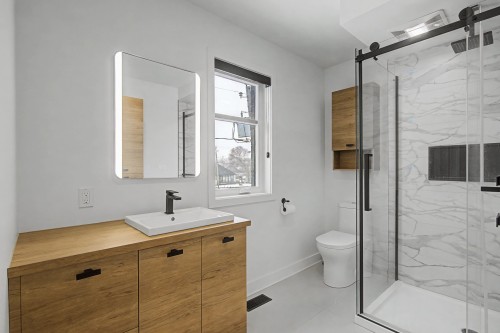 Bathroom - 52 Boul. St-Luc, Saint-Jean-Sur-Richelieu, QC - Indoor Photo Showing Bathroom