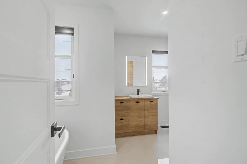 Bathroom - 52 Boul. St-Luc, Saint-Jean-Sur-Richelieu, QC - Indoor Photo Showing Other Room